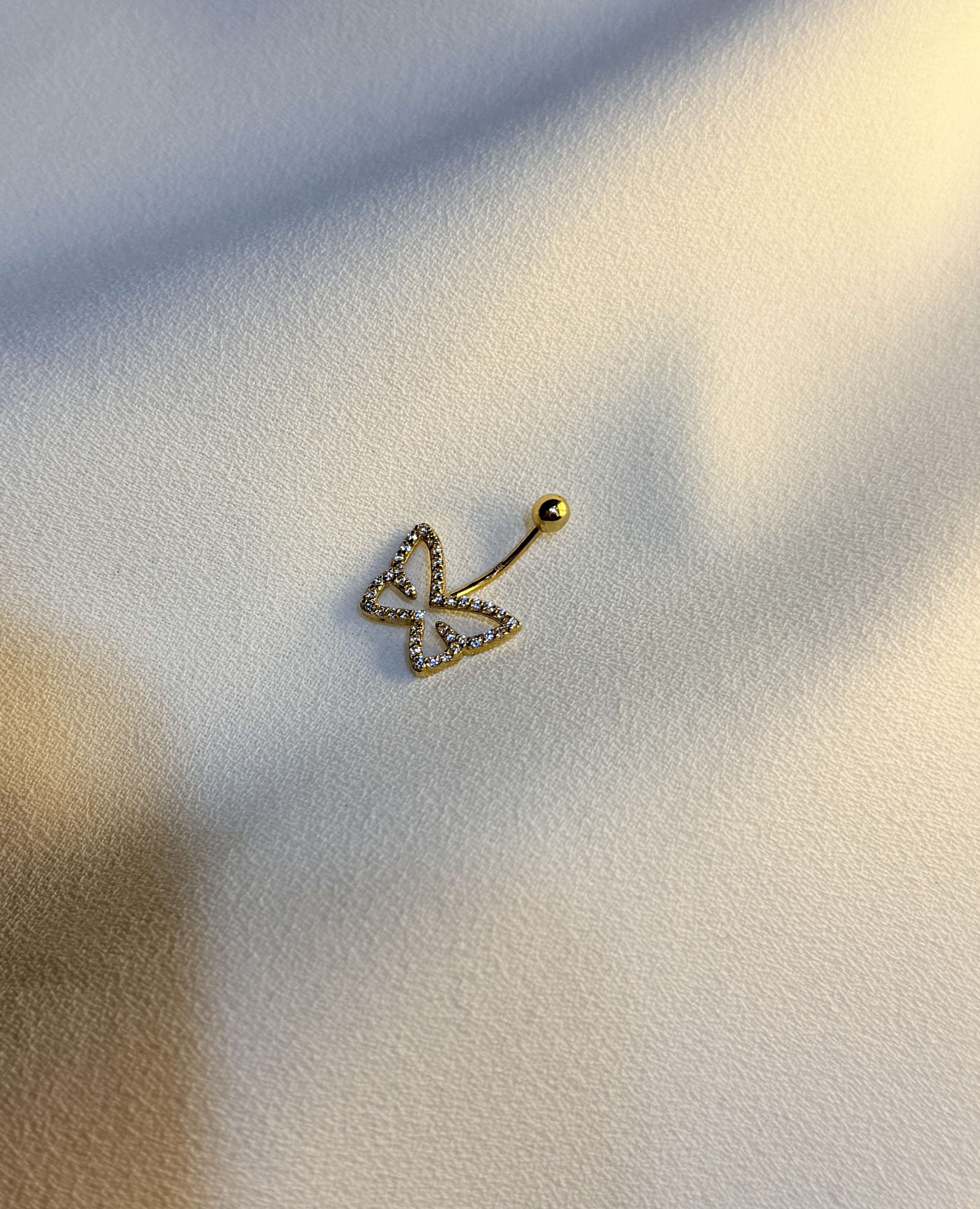 Kelebekli göbek piercing